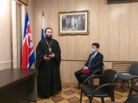 Хабаровский священник посетил кинопоказ в генконсульстве КНДР