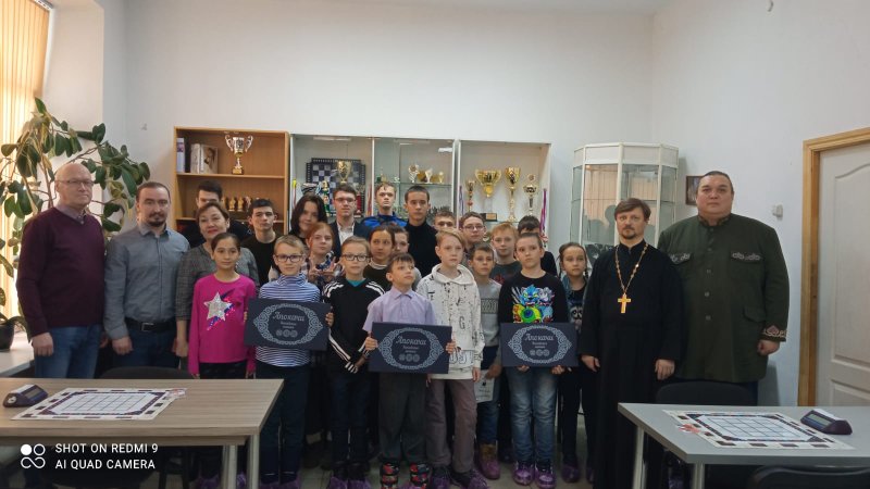 Хабаровский священник посетил турнир среди школьников по нанайским шашкам "Апокачи"