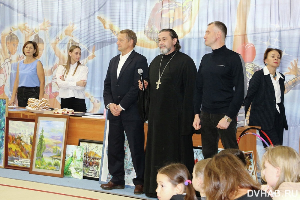 Клирик Хабаровской епархии посетил благотворительный концерт-аукцион споршколы «Олимпия»