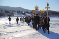 В преддверии Рождества Христова верующие Хабаровска совершили пеший Крестный ход по льду реки Уссури