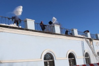 Спасатели МЧС очистили крышу Покровского храма от снега