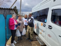 Тёплая встреча «Автобуса милосердия» в селе Киинск