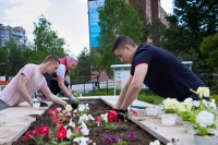 Курсанты юридического института МВД помогли в посадке цветов прихожанам Елизаветинского храма