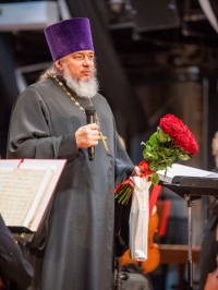 Хабаровский священник поздравил с юбилеем краевую филармонию