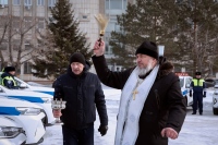 Настоятель Елизаветинского храма освятил новые автомобили краевого управления ГИБДД