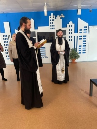 Хабаровские священники совершили молебен в Краевом центре образования