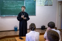 Священник Елизаветинского храма провел беседу о вреде сквернословия для школьников