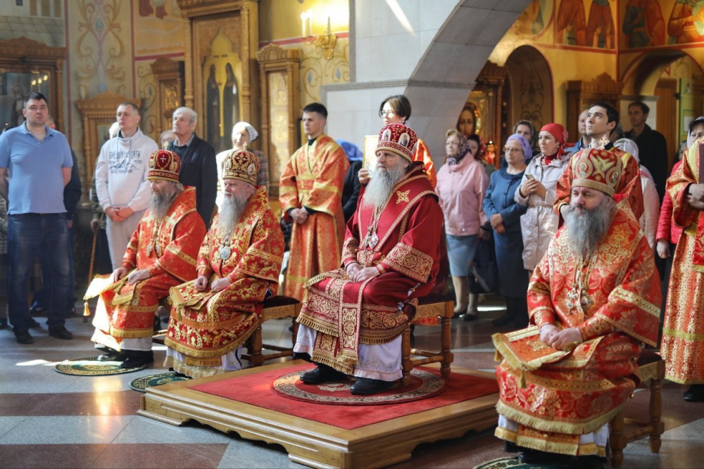 Митрополит Хабаровский и Приамурский Артемий возглавил праздничное богослужение в кафедральном соборе Биробиджана