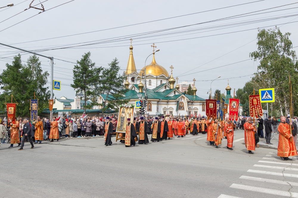 Митрополит Артемий принял участие в городском Крестном ходе в Новосибирске