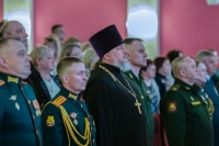 Хабаровский священник вручил военным медикам награды