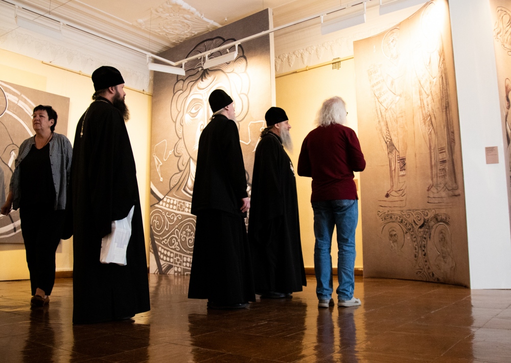 Митрополит Артемий посетил выставку «Русское средневековое искусство» в Дальневосточном художественном музее