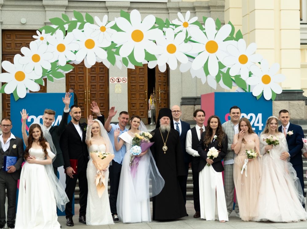 Молебном Петру и Февронии Муромским завершилась массовая регистрация брака у стен кафедрального собора