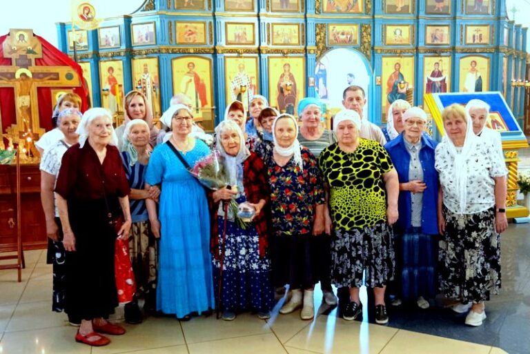 Приходских ветеранов поздравили в Покровском храме