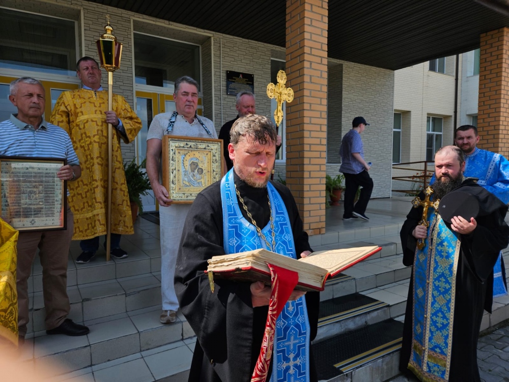 Праздничная служба в селе Казакевичево завершилась Крестным ходом