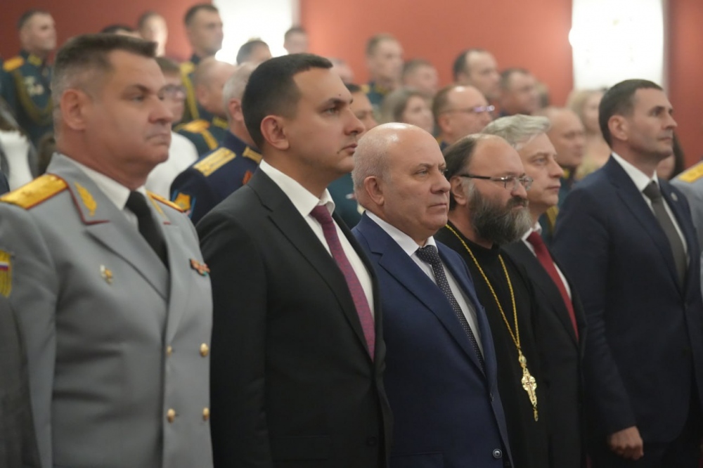 Хабаровский священник посетил торжественное собрание в честь 106-й годовщины Восточного военного округа