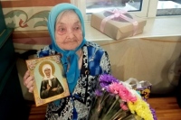 В Покровском храме поздравили прихожанку с 90-летием