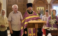 Верующие Хабаровска в праздник Изнесения Честных Древ Животворящего Креста Господня освятили мед нового урожая