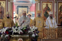 Митрополит Артемий возглавил Божественную литургию перед ковчегом с мощами святителя Тихона