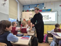 Хабаровским школьникам подарили 120 книг «Евангелие для детей»