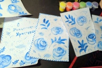 Ученики воскресной школы Покровского храма создали открытки с гжельской росписью для наших солдат