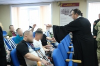 Хабаровский священник посетил «росгвардейцев» в госпитале и поздравил с Рождеством Христовым