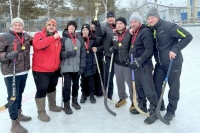 «Хоккей на валенках»: спортивный турнир объединил верующих разных возрастов