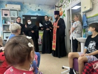 С Пасхой в палаты: настоятель Казанского  храма и мужской хор епархии посетили онкогематологическое отделение Детской больницы им. Пиотровича