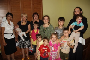Представители Хабаровской епархии и социальных ведомств города поздравили семью священника с рождением восьмого ребенка