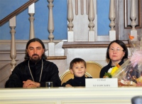 Мэр Хабаровска наградил семью протоиерея Олега Хуторского за достойное воспитание детей