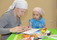 Дети готовят пасхальные открытки для пожилых прихожан кафедрального собора