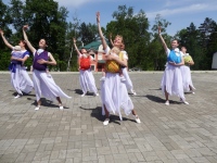 Песнями о лете и танцами ансамбля слинго-мам отметил приход Серафима Саровского День защиты детей