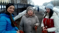 Николаевская молодежь раздавала «символ Победы» на улицах города