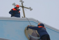 Бойцы МЧС установили икону на фасаде хабаровского храма