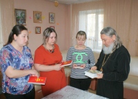 Настоятель Покровского храма встретился с работниками социального центра