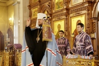 В канун Крестопоклонной Недели митрополит Владимир совершил Всенощное бдение в Спасо-Преображенском соборе