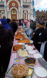 Возле хабаровского храма прошла благотворительная акция "Пасхальный пирог"