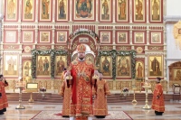 В Неделю 2-ю по Пасхе митрополит Владимир совершил Божественную литургию в Спасо-Преображенском кафедральном соборе