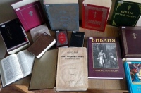 В библиотеке Христорождественского собора открылась выставка редких книг Священного Писания