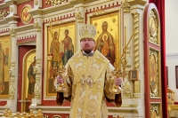 В  Неделю 2-ю по Пятидесятнице, Всех святых, в земле Русской просиявших, митрополит Владимир совершил Божественную литургию