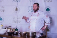 Шеф-повар с мировым именем провел мастер-класс в православном кафе «Две рыбы»