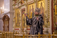Митрополит Владимир совершил утреню Великого Пятка с чтением двенадцати Страстных Евангелий