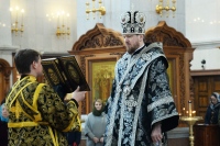 В Великую Пятницу митрополит Владимир совершил вечерню с выносом Плащаницы