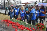 На территории храма святителя Иннокентия Иркутского прошла церемония возложения цветов к памятнику узников фашистских концлагерей.
