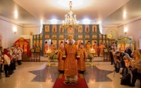 В четверг Светлой седмицы митрополит Владимир совершил Божественную литургию в храме Покрова Пресвятой Богородицы