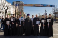 Хабаровские священнослужители и семинаристы прошли по улицам города с портретами священников — участников войны