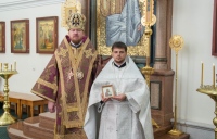 Митрополит Владимир совершил за Божественной литургией иерейскую хиротонию диакона Алексия Шарапы