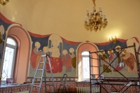 Сестры Петропавловского монастыря украшают фресками алтарь храма