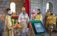 Митрополит Артемий совершил Божественную литургию в поселковом храме в Тополево
