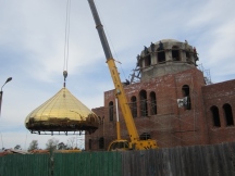 Установка купола на храм Святого праведного воина Феодора Ушакова в г. Советская Гавань. 15 сентября 2012 г.