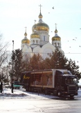Звонница для Южно-Сахалинского храма проследовала по центру Хабаровска. 9 марта 2014 года